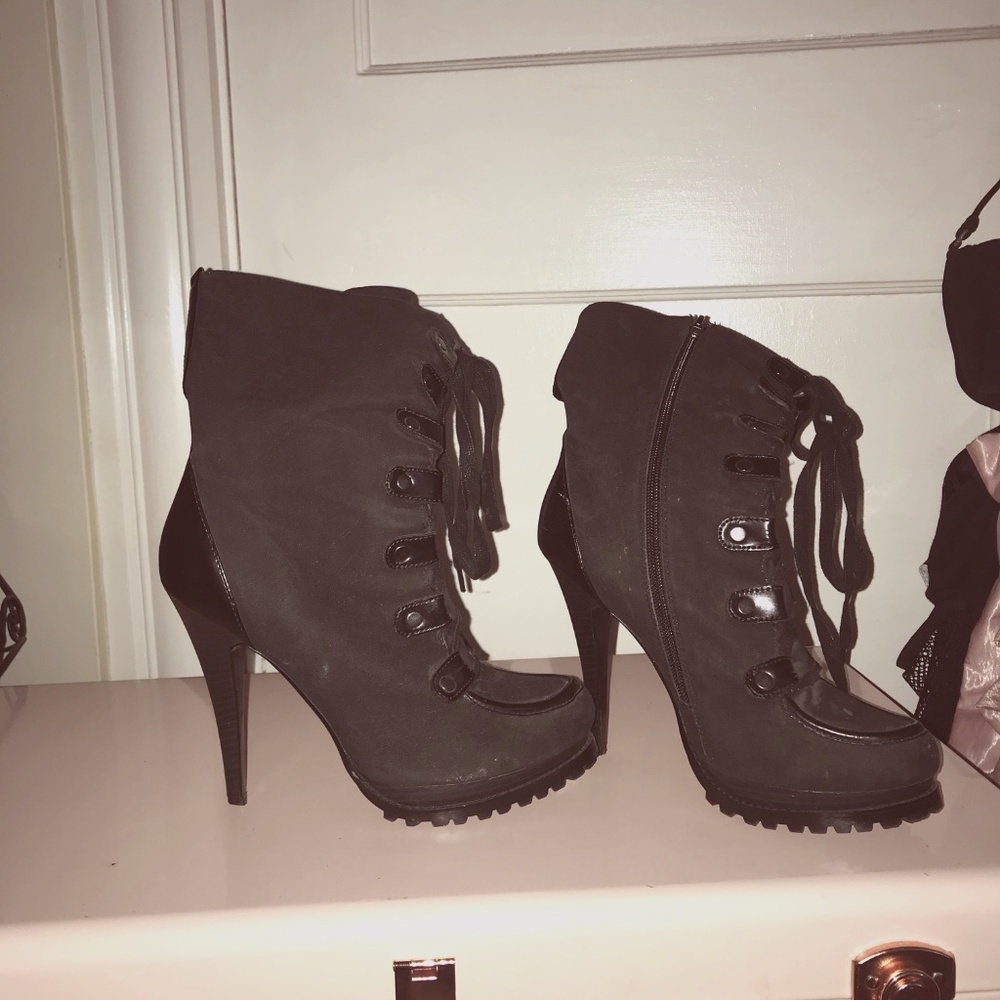 unworn size 8 1/2 heeled boots